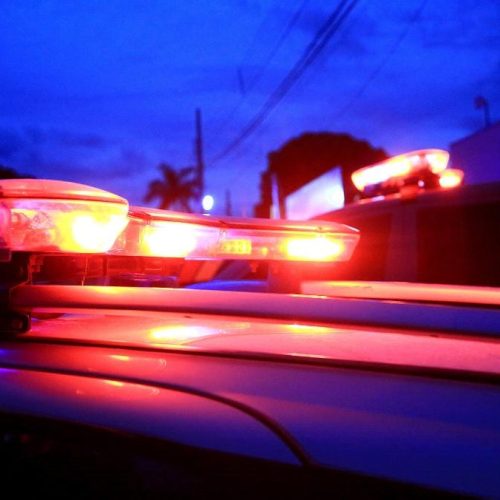 Mulher é presa em flagrante pela PM em bar após esfaquear namorado nas costas