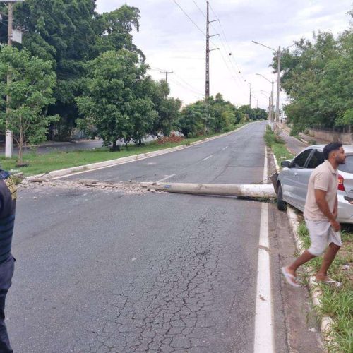 Mulher é socorrida ao bater veículo e derrubar poste em avenida de Várzea Grande