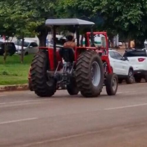 Mulher furta trator durante surto psicótico e dirige de forma perigosa em avenida