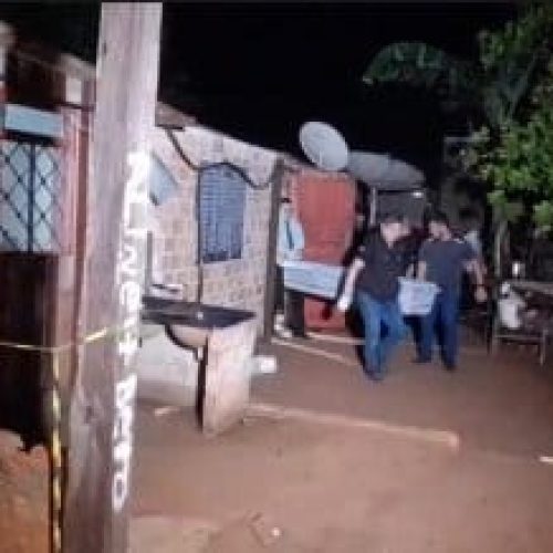 Mulher mata o marido com facada no pescoço, confessa crime à cunhada e foge