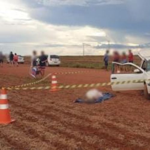 Mulher morre ao ser arremessada de carro durante capotamento em estrada de terra