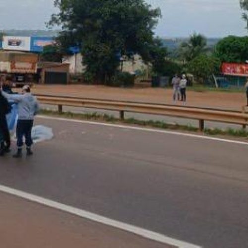 Mulher morre atropelada por carreta ao tentar atravessar rodovia federal em MT