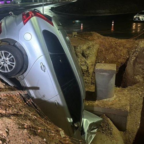 Mulher perde controle de carro e cai em vala de obra no Centro Político em Cuiabá