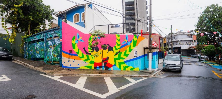 Mural em SP celebra futebol feminino um ano antes da Copa no Brasil