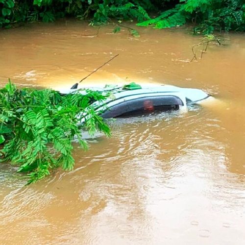 GUARANTÃ DO NORTE: Veículo cai em rio no Nortão e mulher morre; um socorrido