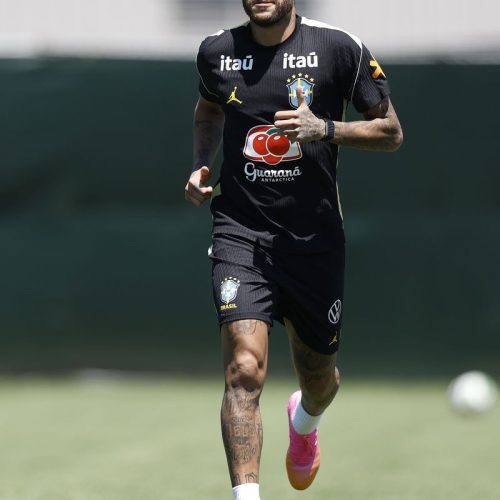 Neymar vai a campo pela primeira vez em treino da seleção brasileira