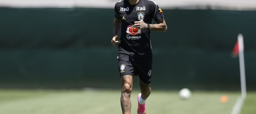 Neymar vai a campo pela primeira vez em treino da seleção brasileira