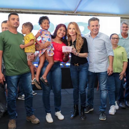 “Nosso compromisso é proporcionar moradias dignas“, afirma primeira-dama em entrega de 213 casas