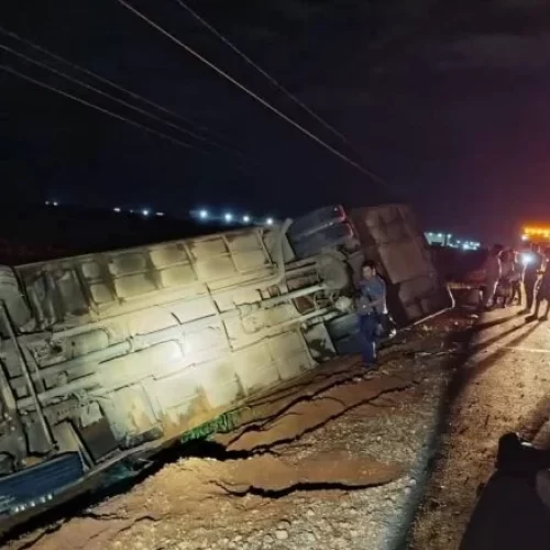 Tombamento de ônibus na BR-163 deixa feridos graves e mobiliza Corpo de Bombeiros em Lucas do Rio Verde