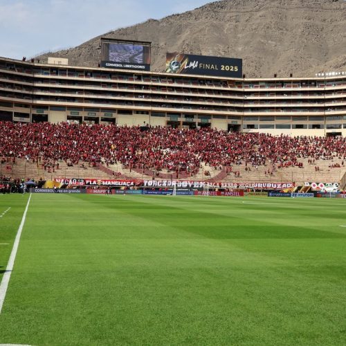 Ônibus atrasa e final da Liberadores começará às 18h30 (de Brasília)