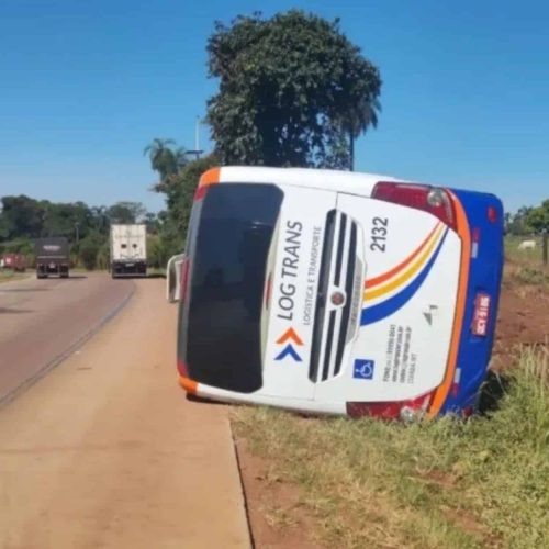 Ônibus com 32 pessoas tomba na BR-364 em Jaciara; quatro ficam feridos