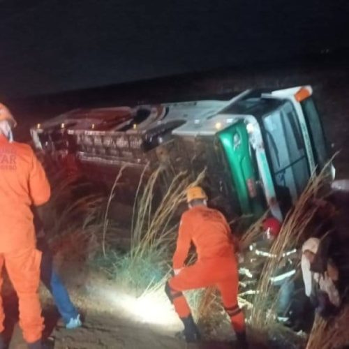 Ônibus com 35 passageiros tomba na rodovia BR-070 e deixa seis feridos