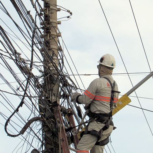 “Telefone Sem Fio”: Operação retira mais de 2 quilômetros de cabos irregulares em Rondonópolis
