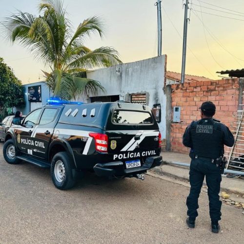 Operação cumpre mandados contra facção ligada ao tráfico de drogas e que monitora ações da polícia