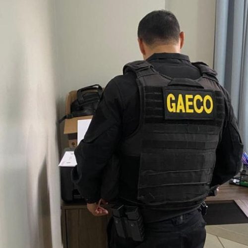 Operação do Gaeco mira advogada de MT por atuar como “pombo-correio” de faccionado preso em GO