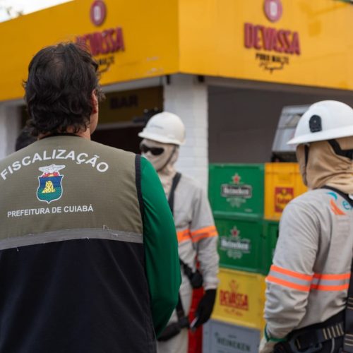 Operação interdita quiosque por poluição sonora e flagra furto de energia elétrica em Cuiabá