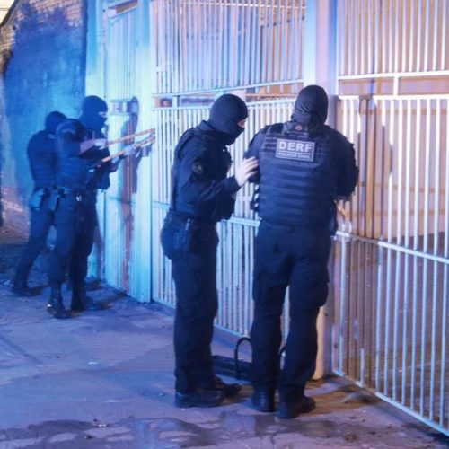 Operação prende 37 pessoas, apreende drogas, armas e bloqueia contas vinculadas à facção