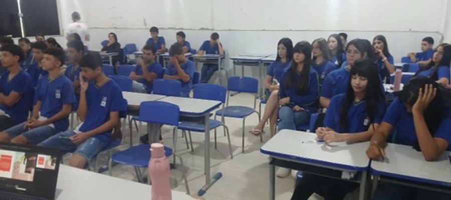 Itanhangá-MT: Saúde promove palestra sobre mudanças corporais e prevenção à gravidez na adolescência em escola
