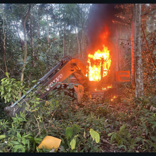 PF destrói máquinas encontradas em garimpos ilegais em terra indígena em Mato Grosso