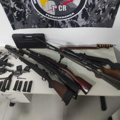 PM apreende fuzis, pistolas, revólveres e R$ 20 mil com faccionados em cidade de MT