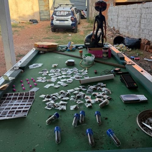 PM apreende integrantes de facção criminosa e apreende 184 porções de drogas