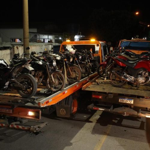 PM e Prefeitura de Cuiabá removem 25 veículos irregulares no bairro Pedra 90