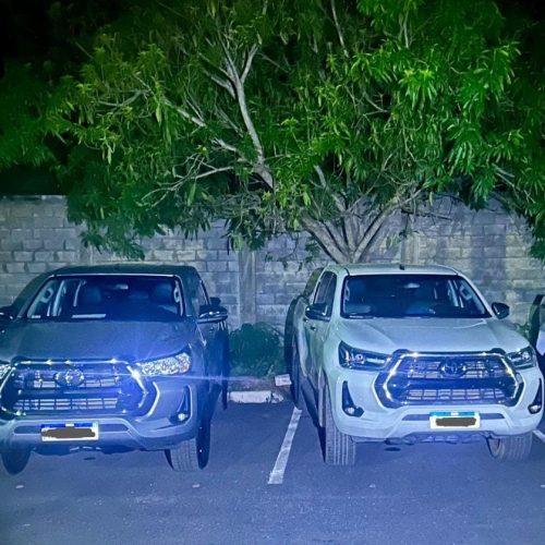 PM intercepta cegonha com duas caminhonetes adulteradas e prende homem por receptação