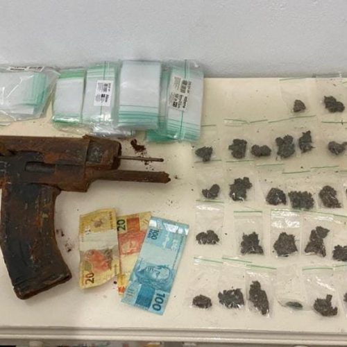PM prende duas pessoas por tráfico de drogas e apreende submetralhadora