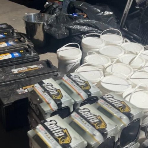 PM prende dupla e recupera produtos químicos e baterias automotivas furtadas