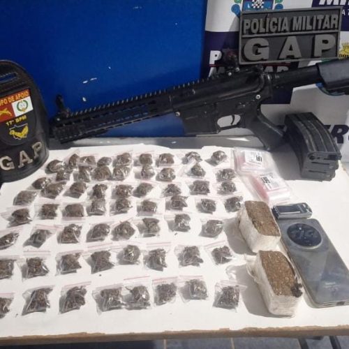 PM prende faccionado com simulacro de fuzil e 62 porções de maconha