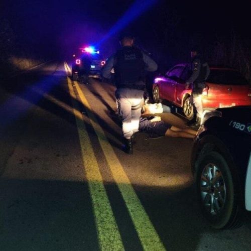 PM prende sequestradores após perseguição em rodovia e resgata adolescente que seria executada