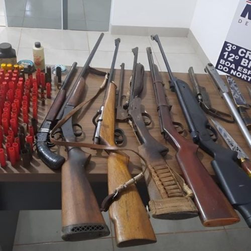 PM prende suspeito de ameaça e tentativa de homicídio e apreende sete armas de fogo em residência