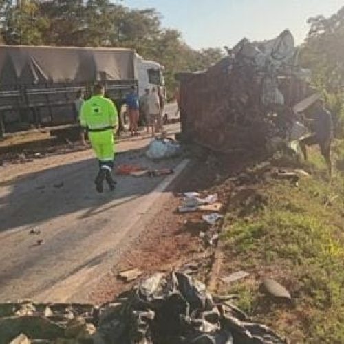 Passageira de 19 anos morre em acidente entre van e caminhão na rodovia BR-163