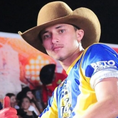 Peão de 21 anos morre após ser pisoteado por touro durante rodeio em MT