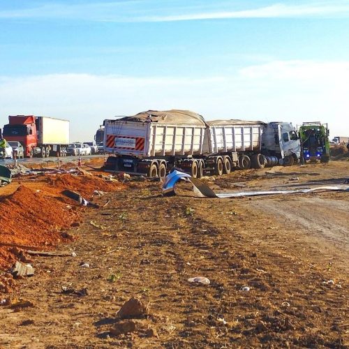 Perícia aponta que colisão na BR-163 ocorreu em curva e que ônibus invadiu faixa da carreta
