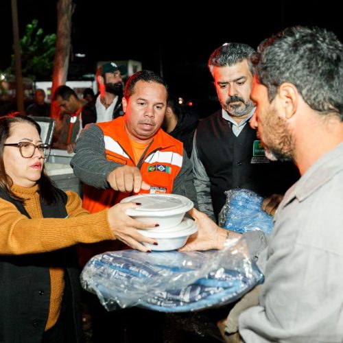 Pessoas em situação de rua de sete pontos de Cuiabá são atendidos com cobertores e marmitas