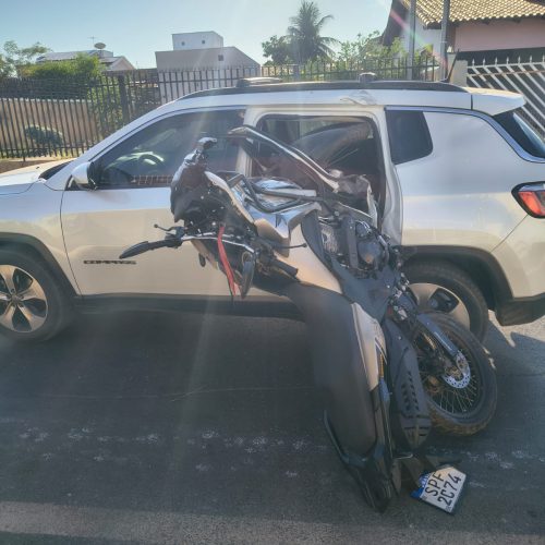 Piloto é arremessado após batida e moto fica pendurada em Jeep em Várzea Grande