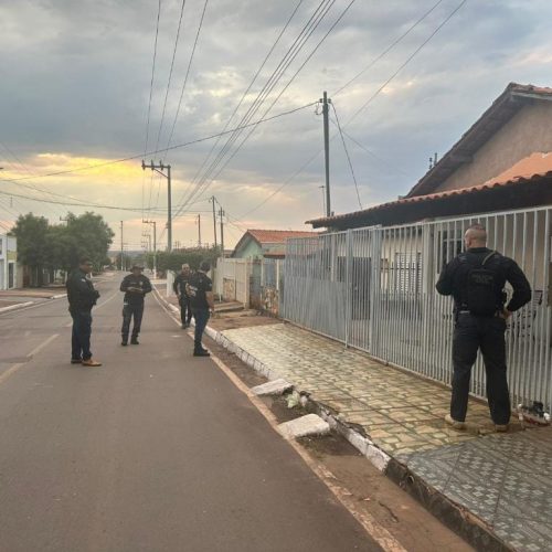 Polícia Civil cumpre mandados e prende 14 em operação contra facção criminosa atuante em MT