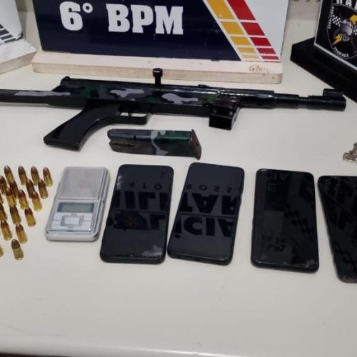 Polícia Militar apreende submetralhadora e prende integrantes de facção criminosa