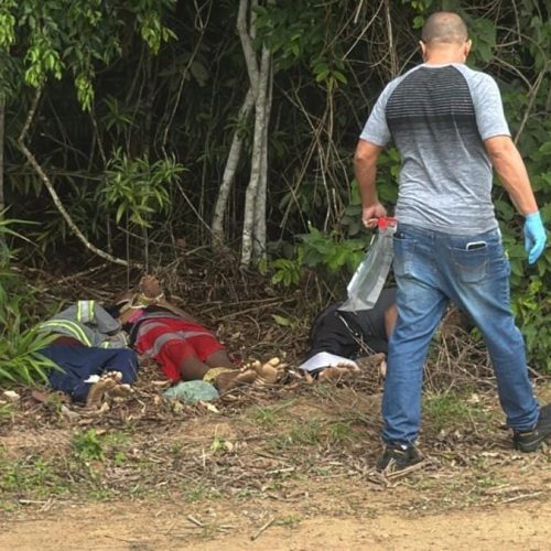 Polícia identifica corpos encontrados em mata e vala; bilhete aponta “código do crime”