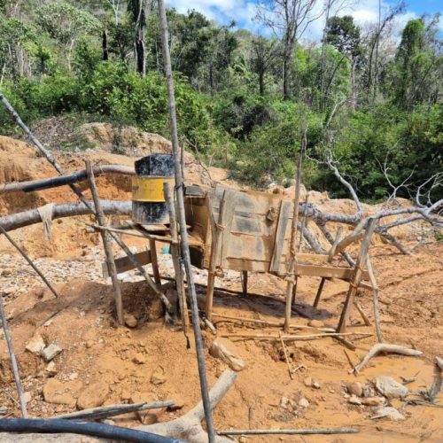 Polícia prende 19 pessoas e fecha garimpo ilegal em área de preservação ambiental em MT