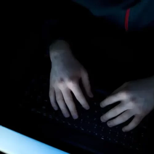 Polícia prende maníaco que se passava por menina de 10 anos para atrair crianças em jogos online