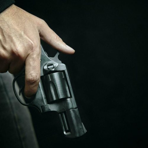 Policial penal é detida após sacar arma dentro de bar no bairro Porto, em Cuiabá