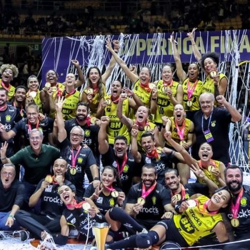Praia Clube bate Minas e fatura título da Superliga Feminina de vôlei