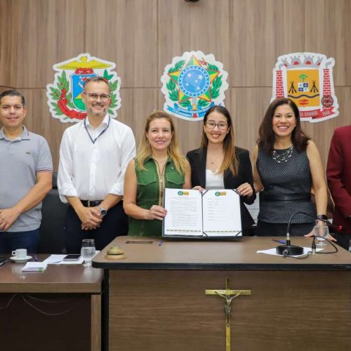 Prefeita assina Carta Compromisso para reativar Rede Protege em VG