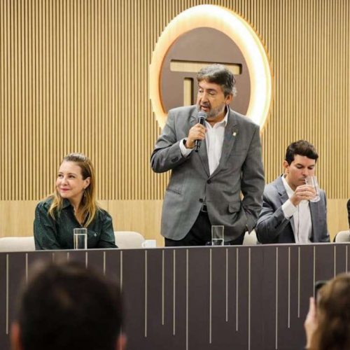 Prefeita de VG prestigia aniversário de 25 anos da Escola Superior de Contas