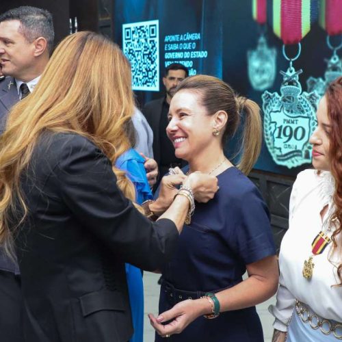 Prefeita de VG recebe medalha em evento de celebração de 190 anos da Polícia Militar