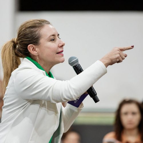 Prefeita diz que não teme cassação e que ainda não foi notificada sobre CPI