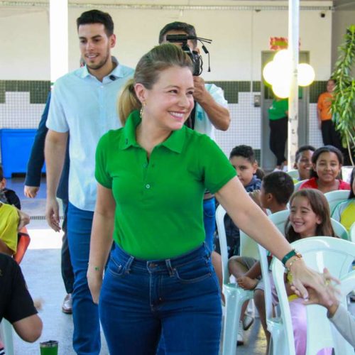 Prefeita e vice entregam novos uniformes para alunos da rede municipal de Várzea Grande