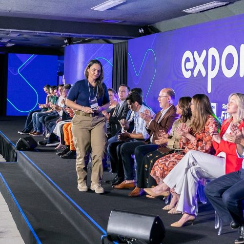 Prefeita em exercício reforça valor da produçãpo local em feira da indústria